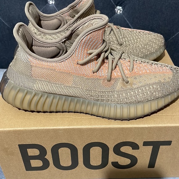 Yeezy Boost 350 V2 - Picture 2 of 13
